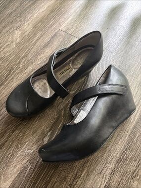 Tsubo Black Mary Jane Wedge Pumps